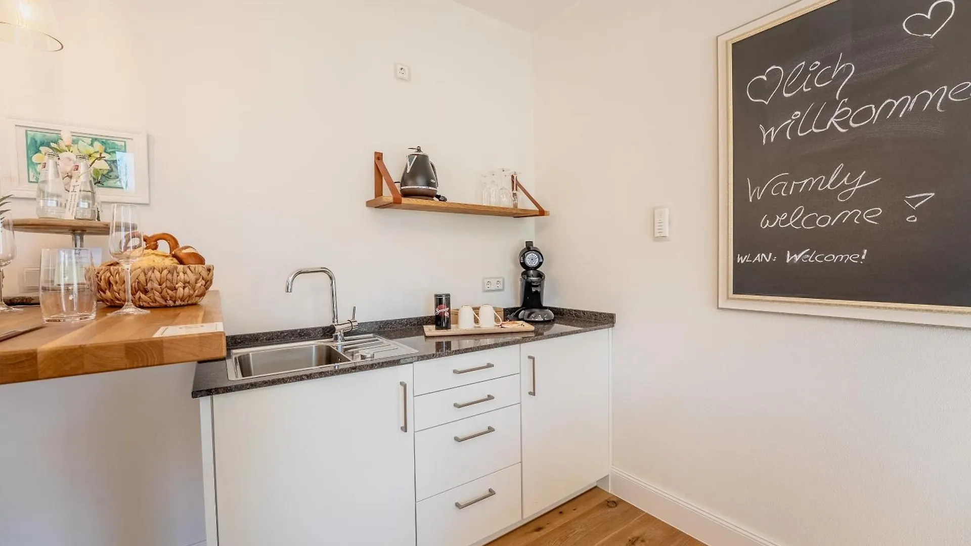 Schlossberg Residences - Das Betthupferl Design-Apartments Goldbach  0*, Goldbach (Bavaria)
